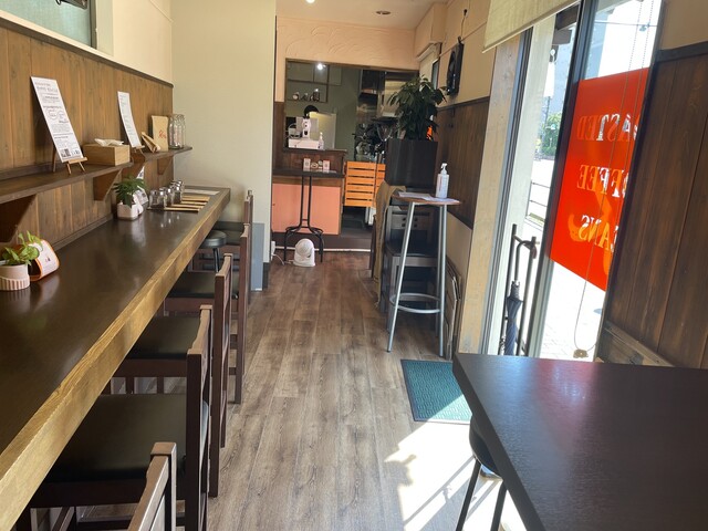 自家焙煎珈琲カフェRの木のカウンターと店内