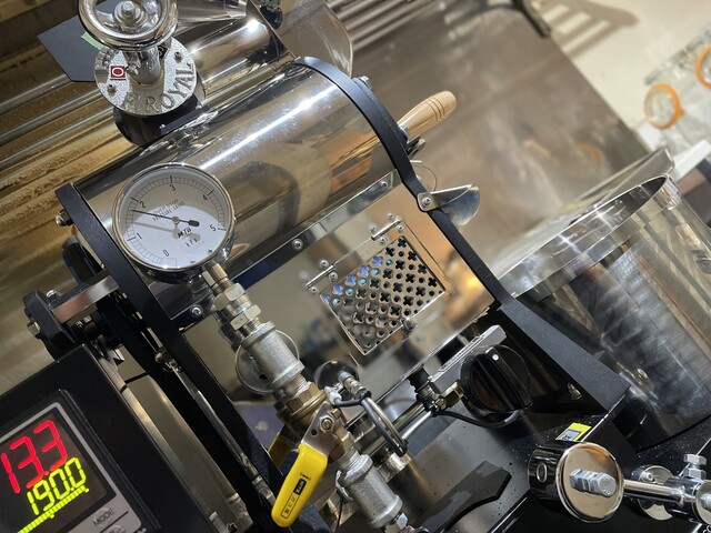 店舗提供写真のコーヒー焙煎機