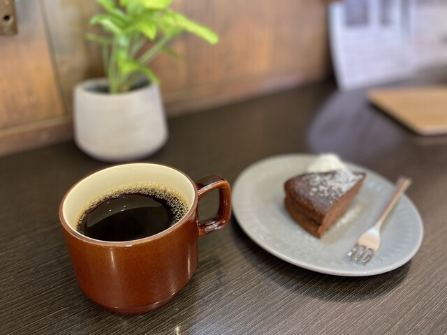 店舗提供写真のコーヒーと季節のケーキ